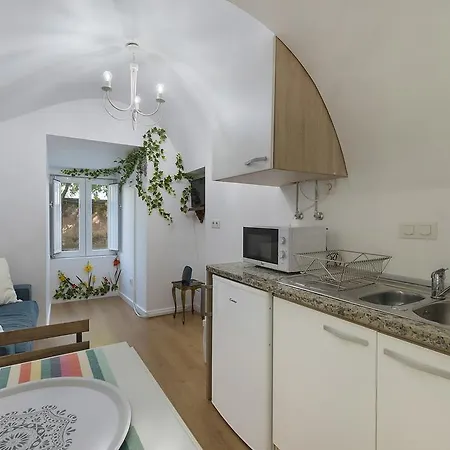 The Convent - Calm 1 Bedroom Apartment Close To The River Apartmán